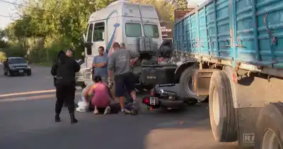 Caos en avenida Perón: un camión quedó atravesado tras chocar a un motociclista