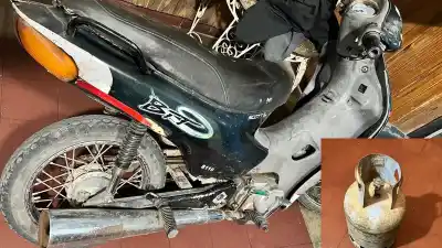 Una mujer intentó escapar de la policía en moto con una garrafa robada