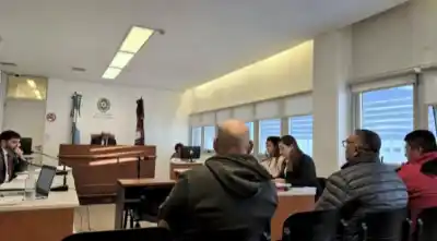Por qué tres policías acusados de golpear a un hombre seguirán presos