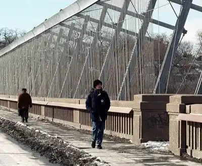 El puente que es escenario de tragedias y la barrera que ya evitó suicidios en el mundo