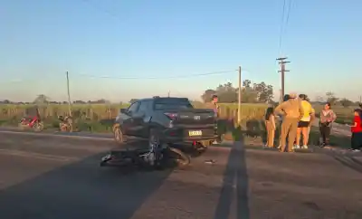 Chocó su moto contra una camioneta en la Ruta 306: un hombre de 66 años terminó hospitalizado