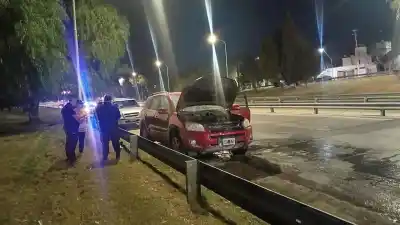 Momentos de terror en Circunvalación: el auto se prendió fuego con ella adentro