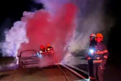 Un auto ardió en llamas sobre la Ruta 14 y los bomberos trabajaron con equipos especiales