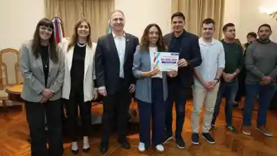 Escuelas de Villa María y la región recibieron notebooks, kits y vouchers educativos