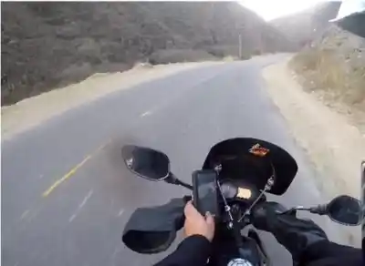 Volvía de El Rodeo en moto y un conductor en contramano casi le cuesta la vida