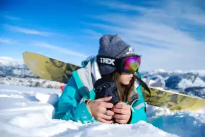 "Nieve hasta fines de septiembre en Batea Mahuida: cuánto cuesta esquiar en Neuquén"