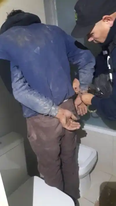 Saltó el cerco para robar en Comodoro y la alarma lo entregó antes de escapar