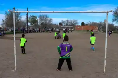 Los clubes de barrio que no solo forman futbolistas: contienen a las infancias de Roca