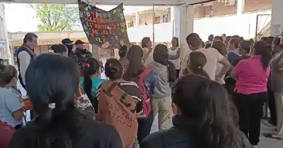 Una nena de 12 años contó que un ordenanza la acosó en el baño de la escuela y los padres estallaron