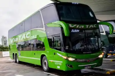 Frenó en la ruta, abrió el portaequipajes de un micro y se llevó dos valijas