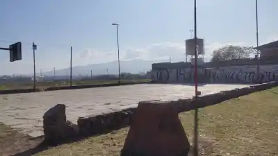 Dos listas se disputan un centro vecinal que logró gas, polideportivo y un comedor para 80 abuelos