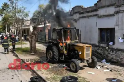 Explotó un tractor estacionado en una vereda y el incendio despertó a todo un barrio