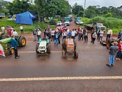 Tractores y camiones contra Milei: productores yerbateros marchan a Iguazú por el precio de la hoja verde
