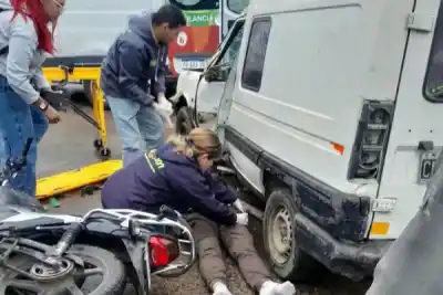 Un motociclista chocó de lleno contra un utilitario en el centro y sufrió lesiones graves