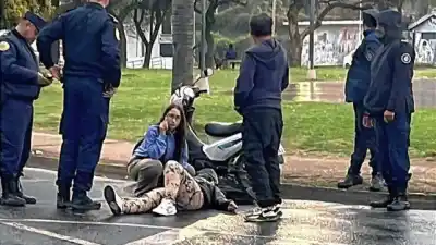 Cayó de la moto en la Costanera y esperó una hora y media tirada en el piso