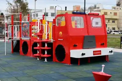 Un camión de bomberos para trepar y deslizarse: así es el nuevo parque que estrena Neuquén