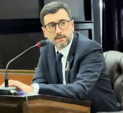 Senador libertario estalló contra los que ya se candidatean: "Meando fuera del tarro"