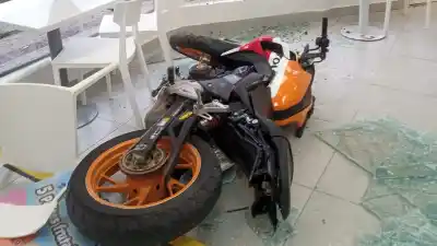 Chocó, rompió una vidriera y la moto terminó adentro de una heladería