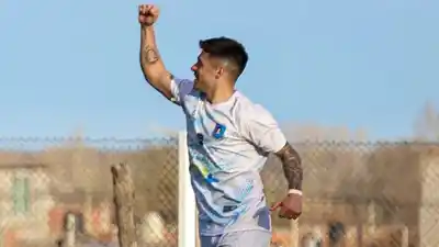 Un delantero del Regional se calzó la 10 y firmó una tarde perfecta: el detalle que lo une a Messi
