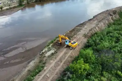Rescate en medio de la furia del río: la increíble travesía para salvar a un hombre que se negó a abandonar su casa