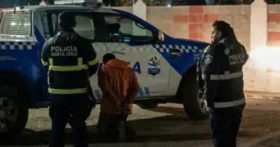 Huyó frente al cementerio, tiró una bolsa y quedó envuelto en una causa federal