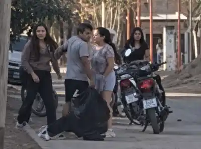 Una chica de 16 años terminó golpeada en plena calle: la agresora sorprendió a todos