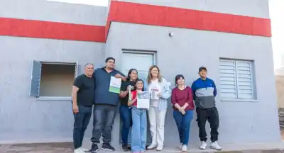 Esperó años por su casa y el día de la entrega no pudo contener la emoción