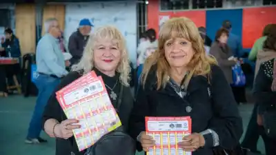 Jubilados ya pueden retirar boletos gratis por tres meses: el cronograma según tu DNI
