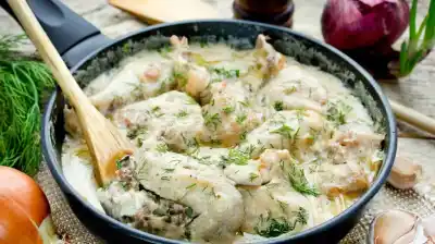 El secreto francés que transforma un simple pollo en una cena de lujo: así se prepara