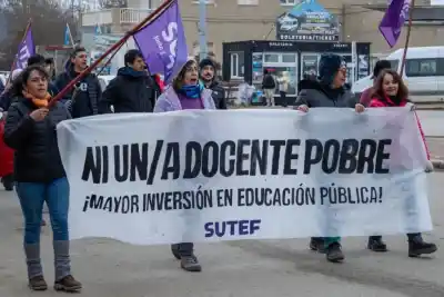 Cinco semanas de huelga y 29 días de acampe: el reclamo que SUTEF lleva a la Legislatura