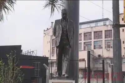 Una estatua de Alfonsín quedó tapada por un cartel de McDonald's y la UCR ya pidió reubicarla