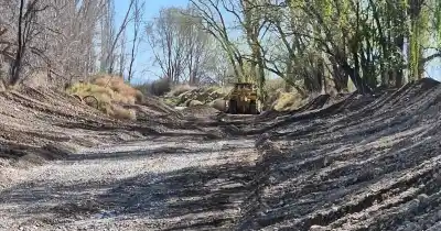 La poda que tiran en un canal seco puede ser una trampa mortal cuando llegue la creciente
