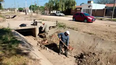 Preparan los desagües de La Banda para las lluvias: dónde se trabaja esta semana
