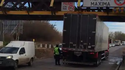 Le pegaron al puente ferroviario tres veces en un día: los camioneros no aprenden más