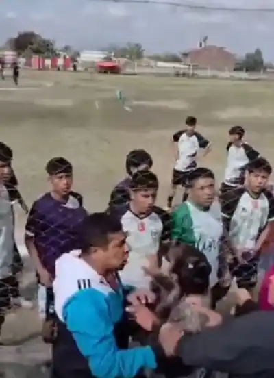 Un DT y una madre se cruzaron en pleno clásico infantil: terminó con un padre cayendo de la tribuna
