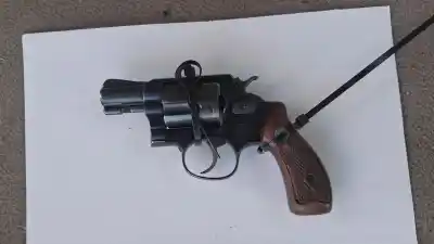 Lo pararon en un control de rutina y le encontraron un revólver oculto en un morral