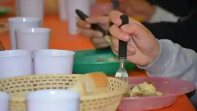 La crisis golpea las aulas: aumentó la demanda de comedores escolares y los chicos "se desmayan" por falta de comida