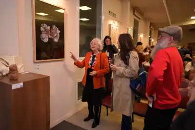 Cinco obras premiadas en un salón de arte que abre solo por la mañana