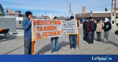 Mensajes de vida escritos por adolescentes caletenses en una plaza