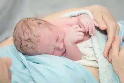 Proponen que el Estado acompañe la maternidad y el desarrollo de los chicos hasta los 3 años