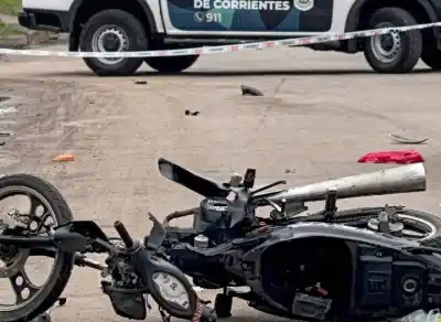 Salió a hacer mandados en moto y la embistió un patrullero en Corrientes
