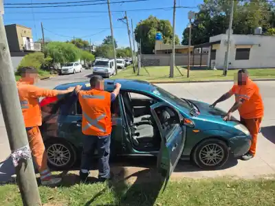 Obreros con mamelucos naranjas recorrían barrios: la sospecha de un vecino desató un operativo policial