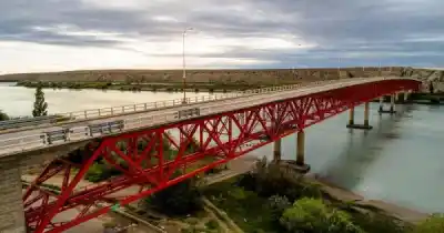 Cortan media calzada del puente sobre el río Santa Cruz dos días seguidos