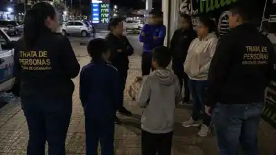 Dos chicos de 9 y 10 años vendían golosinas en la calle: intervino la Policía y ahora los investigan