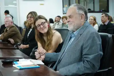 Un grande de la literatura se emocionó hasta las lágrimas en pleno recinto: el homenaje que no esperaba