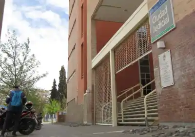 Le apuntó a sus vecinas con un arma falsa y ahora está preso