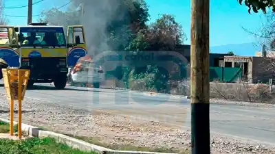 Se incendió un auto en plena siesta en Santa Lucía y las llamas lo consumieron por completo
