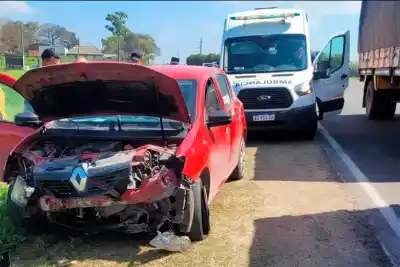 Impactó contra un muro en la Ruta 168 y tuvo que ser hospitalizada