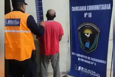 Lo ató a un árbol y lo atacó con un hacha: detuvieron al acusado