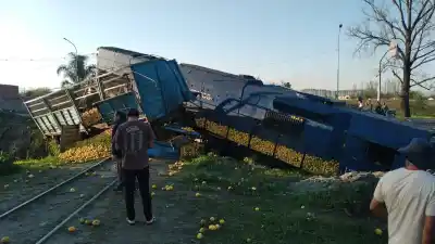 El choque entre un tren y un camión en Simoca que una cámara registró en detalle